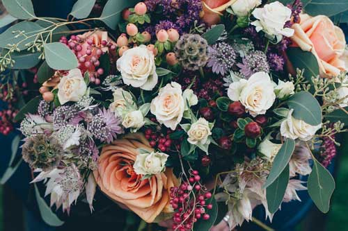 une femme tenant un bouquet de fleurs, dans ses mains