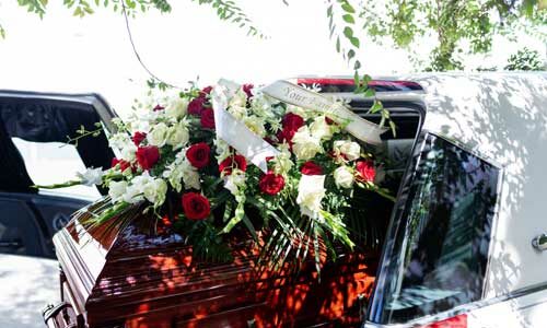 couronne de fleurs pour un enterrement