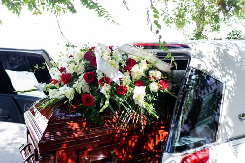 couronne de fleurs pour un enterrement